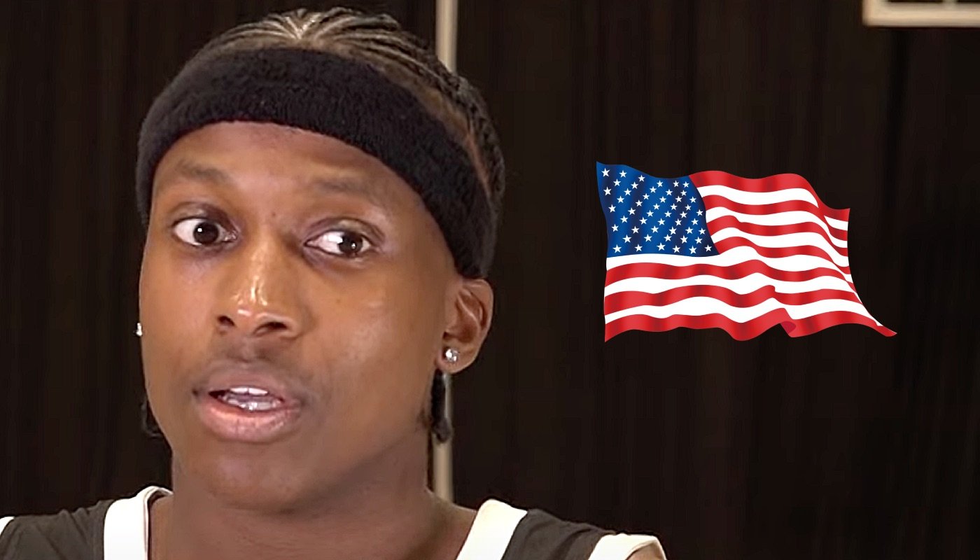 L'ancien meneur NBA français Frank Ntilikina, ici accompagné du drapeau des États-Unis