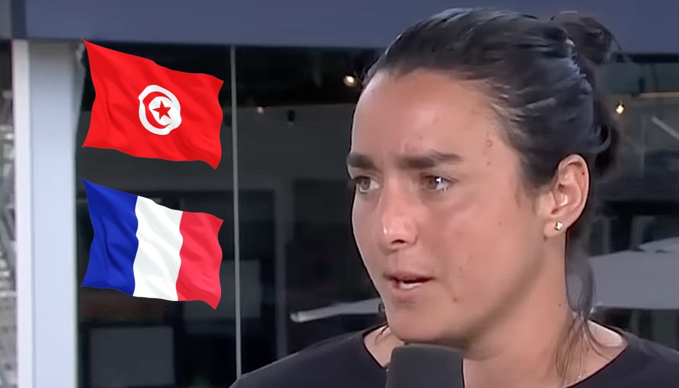 La star du tennis féminin Ons Jabeur, ici accompagnée des drapeaux de la Tunisie et de la France