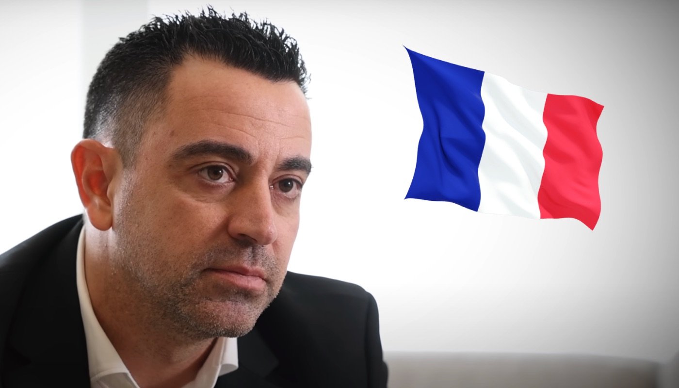 L'ancien milieu de terrain espagnol Xavi Hernandez, ici accompagné du drapeau de la France