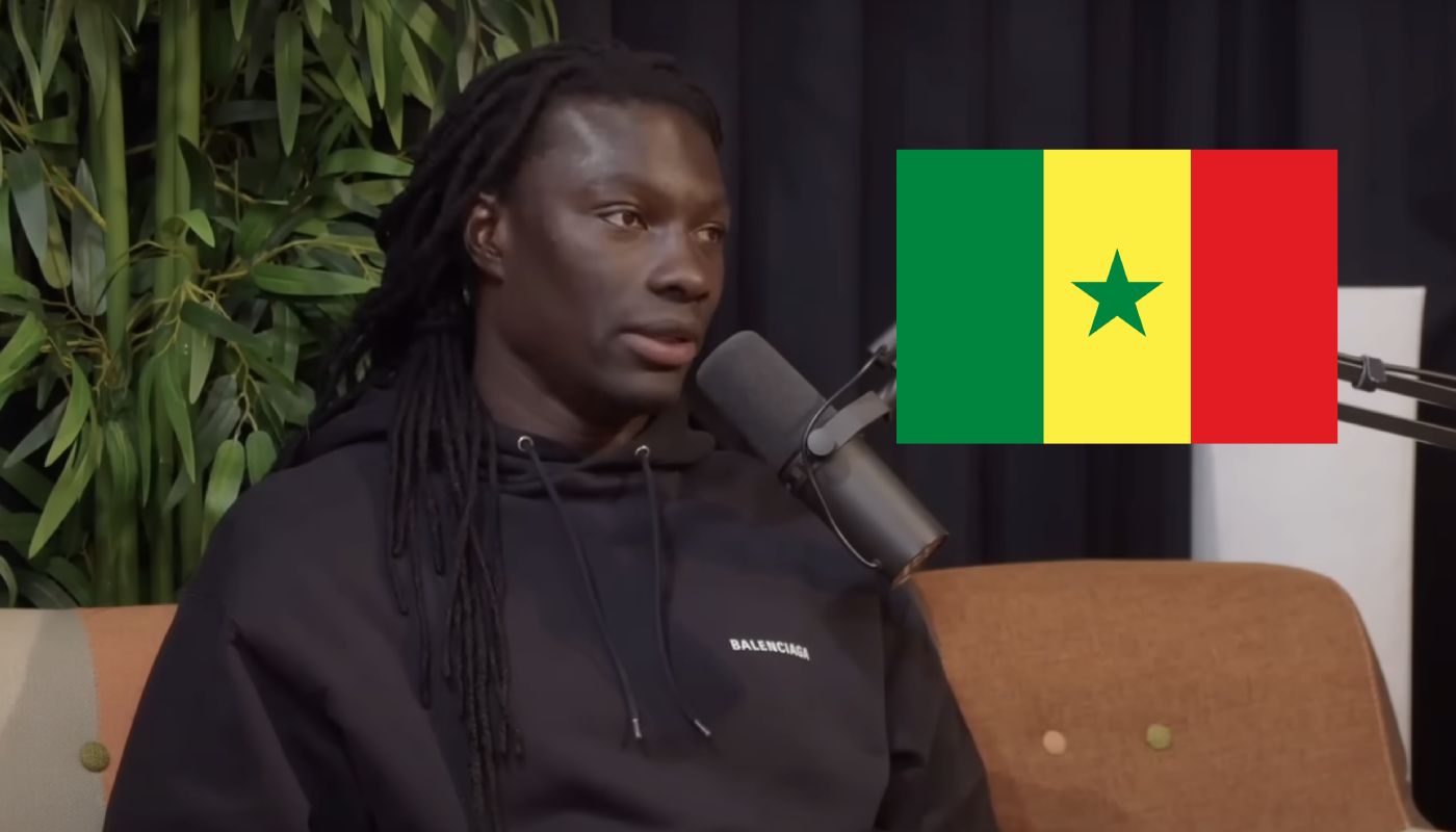 Bafé Gomis avec le drapeau du Sénégal