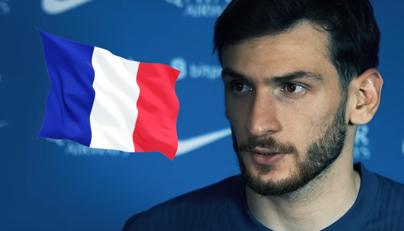 L'attaquant géorgien du Paris Saint-Germain, Khvicha Kvaratskhelia, ici accompagné du drapeau de la France