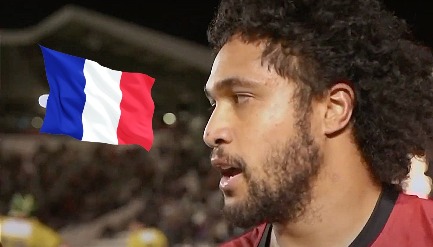 Le rugbyman néo-zélandais Leicester Fainga'anuku, ici accompagné du drapeau de la France
