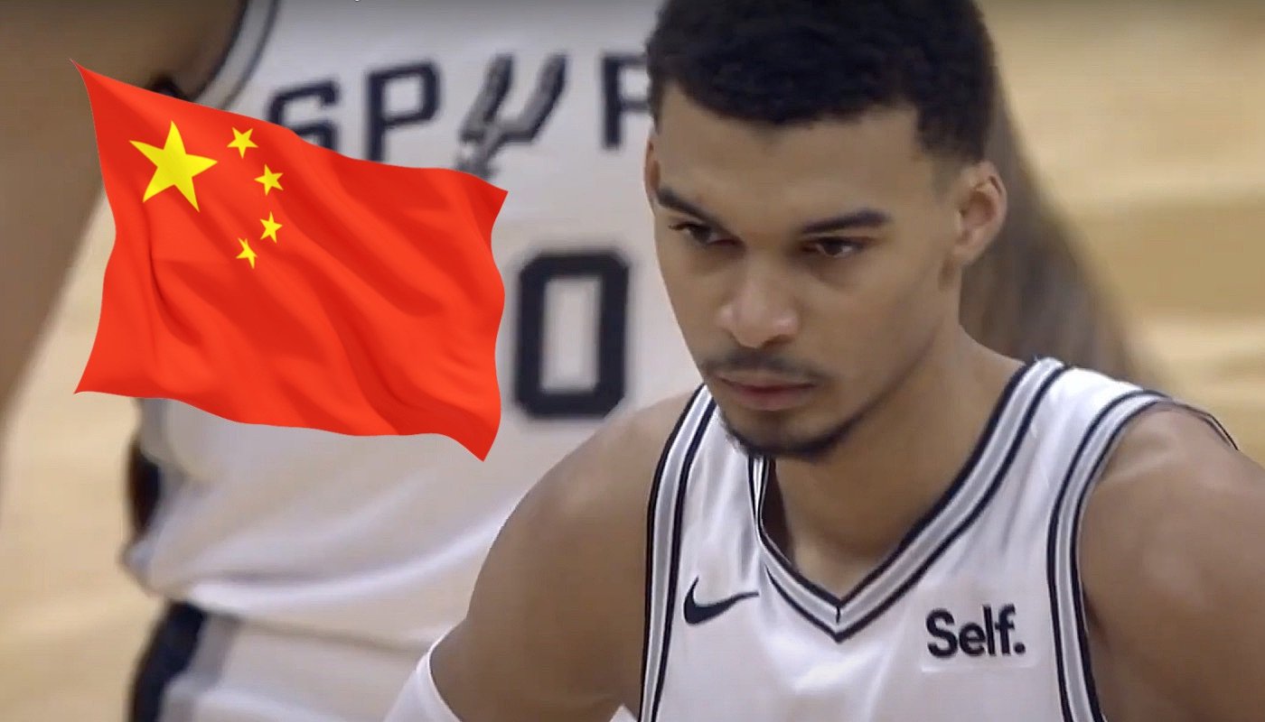 La star NBA française Victor Wembanyama, ici accompagnée du drapeau de la Chine