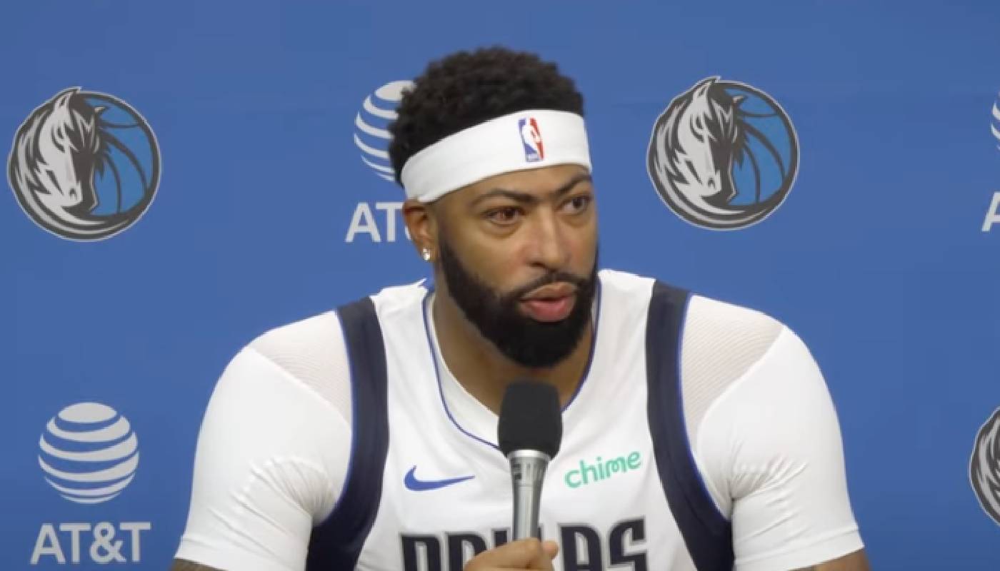 Anthony Davis sous son maillot des Mavericks