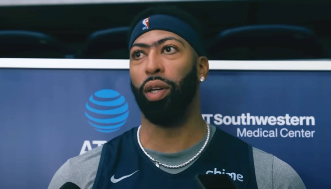 Anthony Davis à l'entraînement des Mavericks