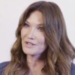 Carla Bruni (57 ans) passe aux aveux sur l’addiction qui l’a enfoncée : « Par jour, jusqu’à…