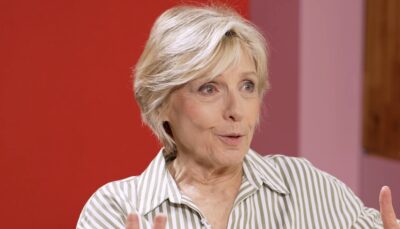 Evelyne Dhéliat révèle les 2 mots qu&rsquo;elle s&rsquo;interdit à l&rsquo;antenne (et vous n&rsquo;aviez même pas remarqué !)