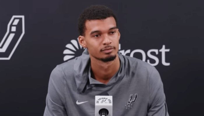 Victor Wembanyama en conférence de presse pour les Spurs