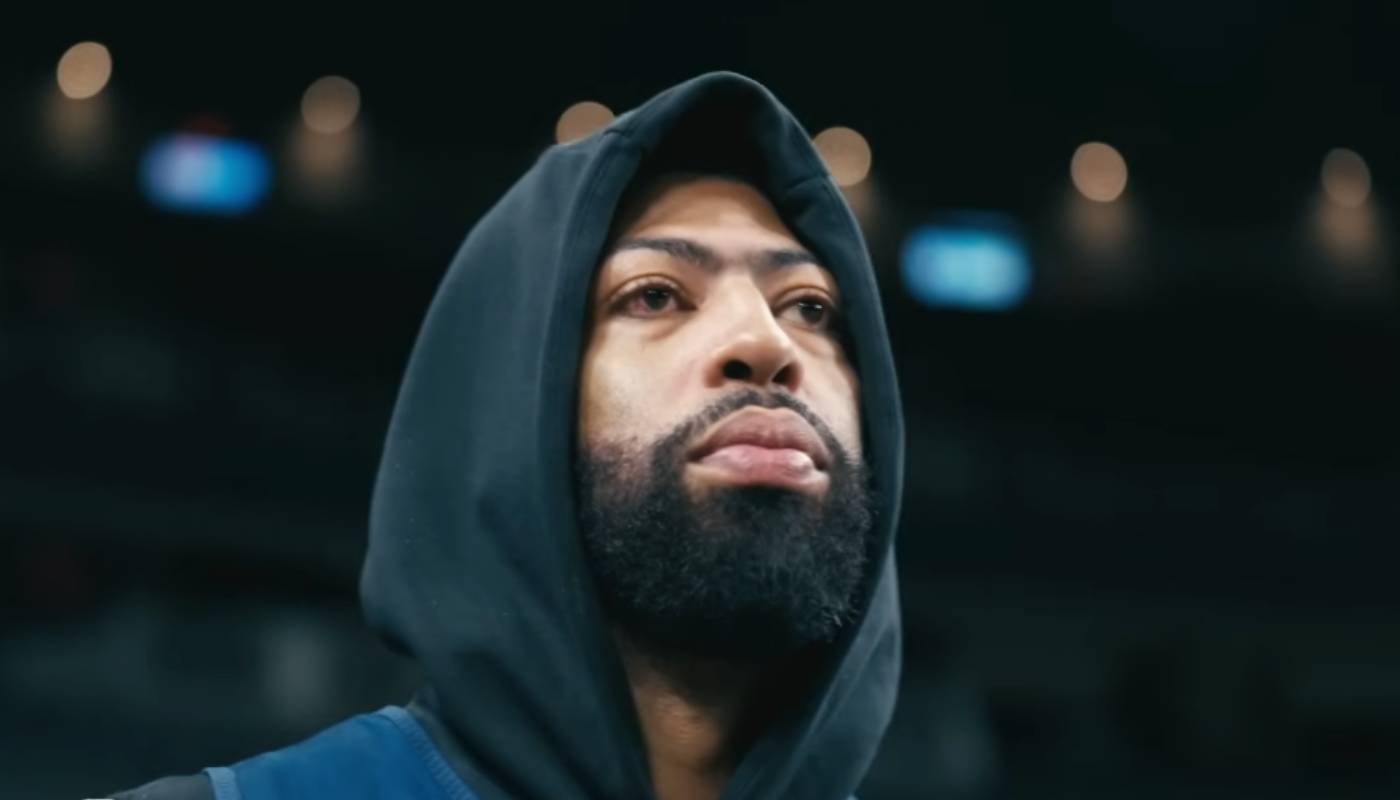 Anthony Davis à l'entraînement des Mavericks