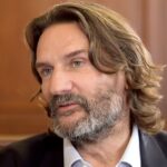 Frédéric Beigbeder (60 ans) sans filtre sur l’effet de la coke sur sa libido : « Il m’est arrivé de… »
