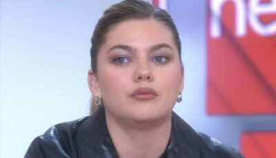 Louane embarrassée : « Je jouais une scène d&rsquo;arrachage de culotte, et je me suis rendue compte que…