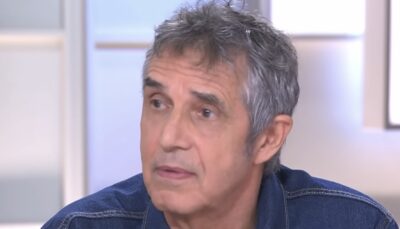 Julien Clerc (78 ans) violemment agressé par une star française : « Il m&rsquo;a mis un coup de poing, j&rsquo;ai…