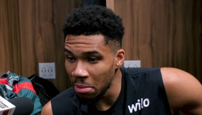 Giannis Antetokounmpo devant les journalistes