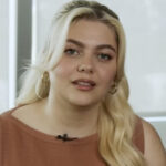 Louane révèle son gros embarras au cinéma : « Je devais être nue pour la scène, et je me suis rendue compte que…
