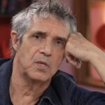 Julien Clerc lâche le nom de la star qui l&rsquo;a castagné : « Il est arrivé et m&rsquo;a mis un coup de poing »