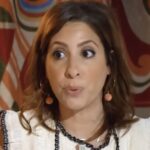 Léa Salamé (46 ans) cash sur les 3 parties de son corps qui la complexent : « J&rsquo;ai les…