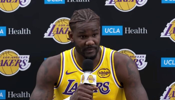 Deandre Ayton en conférence pour les Lakers