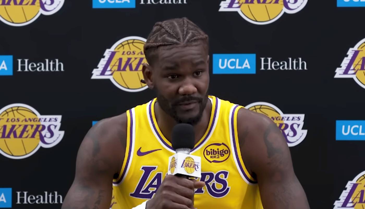 Deandre Ayton en conférence pour les Lakers