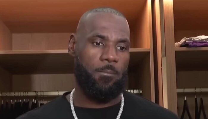 LeBron James devant les journalistes