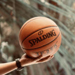 Parier sur la NBA : guide complet des marchés, cotes et stratégies pour débutants
