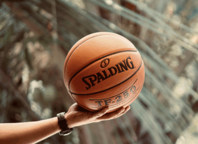 Parier sur la NBA : guide complet des marchés, cotes et stratégies pour débutants