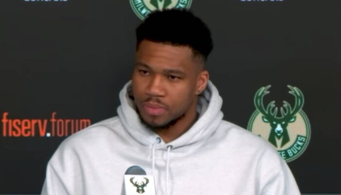 Giannis Antetokounmpo en conférence de presse